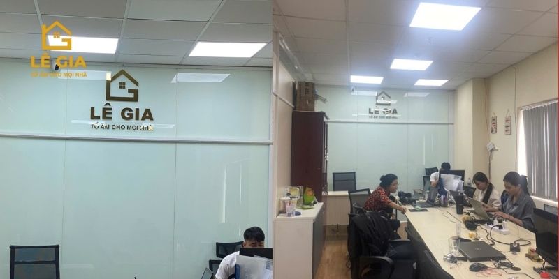 Nhân viên Lê Gia Land tư vấn, hỗ trợ khách hàng tại văn phòng.