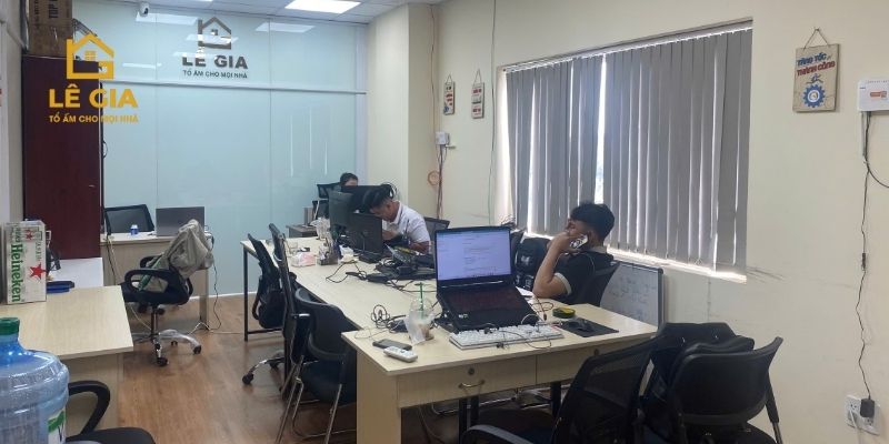 Phòng kỹ thuật IT và bảo mật dữ liệu tại văn phòng công ty