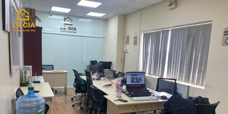 Nhân viên IT của Lê Gia Land làm việc trong phòng server, quản lý bảo mật hệ thống.