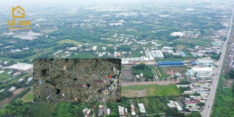 tuyến đường DT824 Mỹ Hạnh Nam với lưu lượng xe và nhà phố hai bên đường