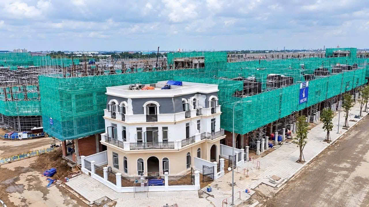Căn nhà góc có mặt tiền sáng màu tại công trường Vinhomes Hóc Môn, ảnh flycam ngày 6/10/2026