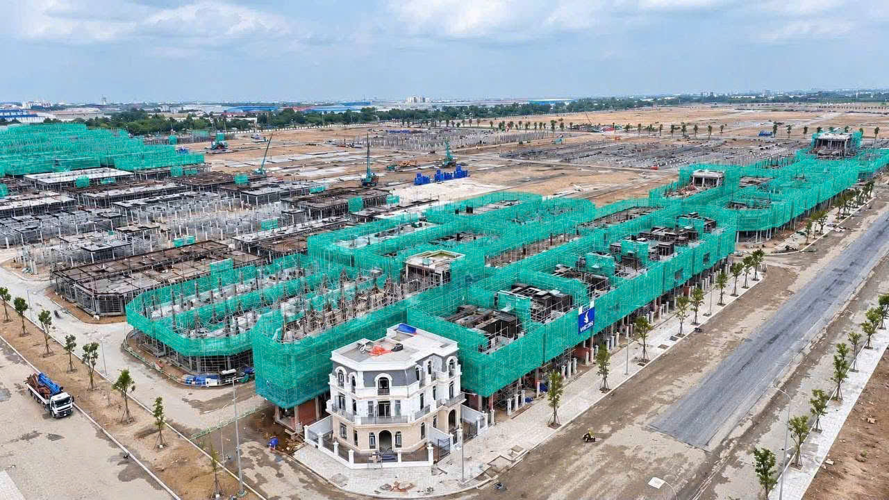 Góc nhìn trên cao bao quát công trường Vinhomes Hóc Môn và các dãy nhà đang xây