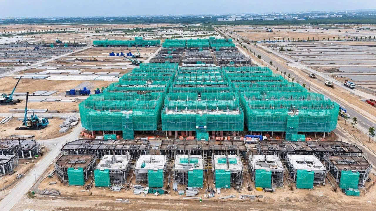 Góc nhìn flycam về các block nhà và mặt bằng thi công Vinhomes Hóc Môn