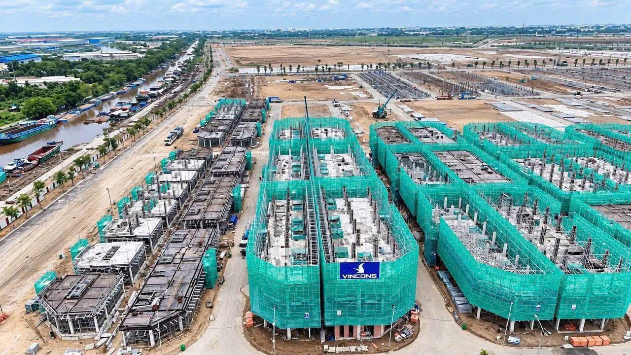 Các cụm nhà thấp tầng Vinhomes Hóc Môn và đường nội bộ nhìn từ trên cao