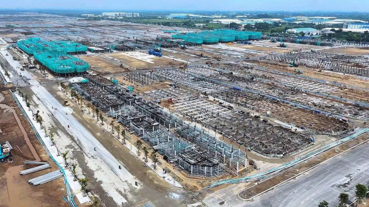 Toàn cảnh flycam khu vực có các dãy nhà thấp tầng đang xây dựng tại Vinhomes Hóc Môn